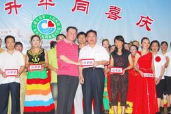 院長(zhǎng)李文銳為獲獎(jiǎng)節(jié)目頒獎(jiǎng).JPG